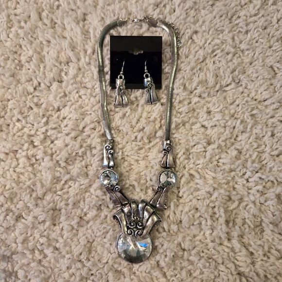 NWOT Silver Chunky Big Rhinestone Necklace + Earrings Set - Picture 6 of 10